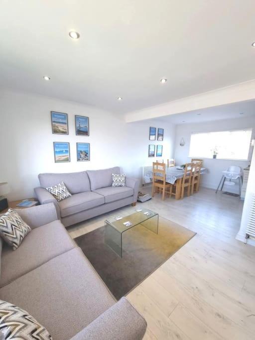 Amazing House, Sleeps 8, Pet Friendly Trearddur