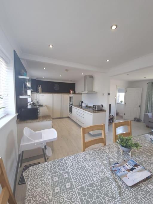 Amazing House, Sleeps 8, Pet Friendly Holiday home Trearddur