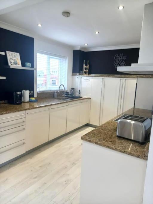 Amazing House, Sleeps 8, Pet Friendly *