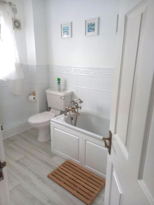 Amazing House, Sleeps 8, Pet Friendly Holiday home Trearddur